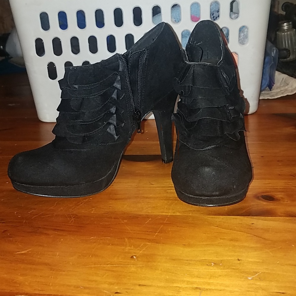 Eldita's Ruffle High Heel!